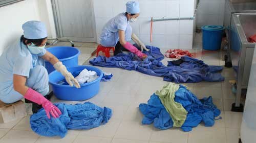Giặt sơ là khâu quan trọng trong quá trình giặt đồ bệnh viện