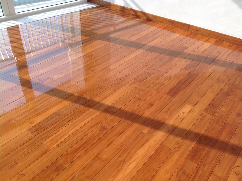 Bề mặt sàn gỗ được phủ bóng tăng thêm vẻ sang trọng cho nội thất